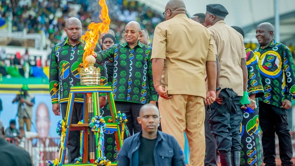 Rais wa Zanzibar na Mwenyekiti wa Baraza la Mapinduzi Mhe. Dkt. Hussein Ali Hassan Mwinyi leo Aprili 2, 2026 amezindua Mwenge wa Uhuru, Gombani-Pemba