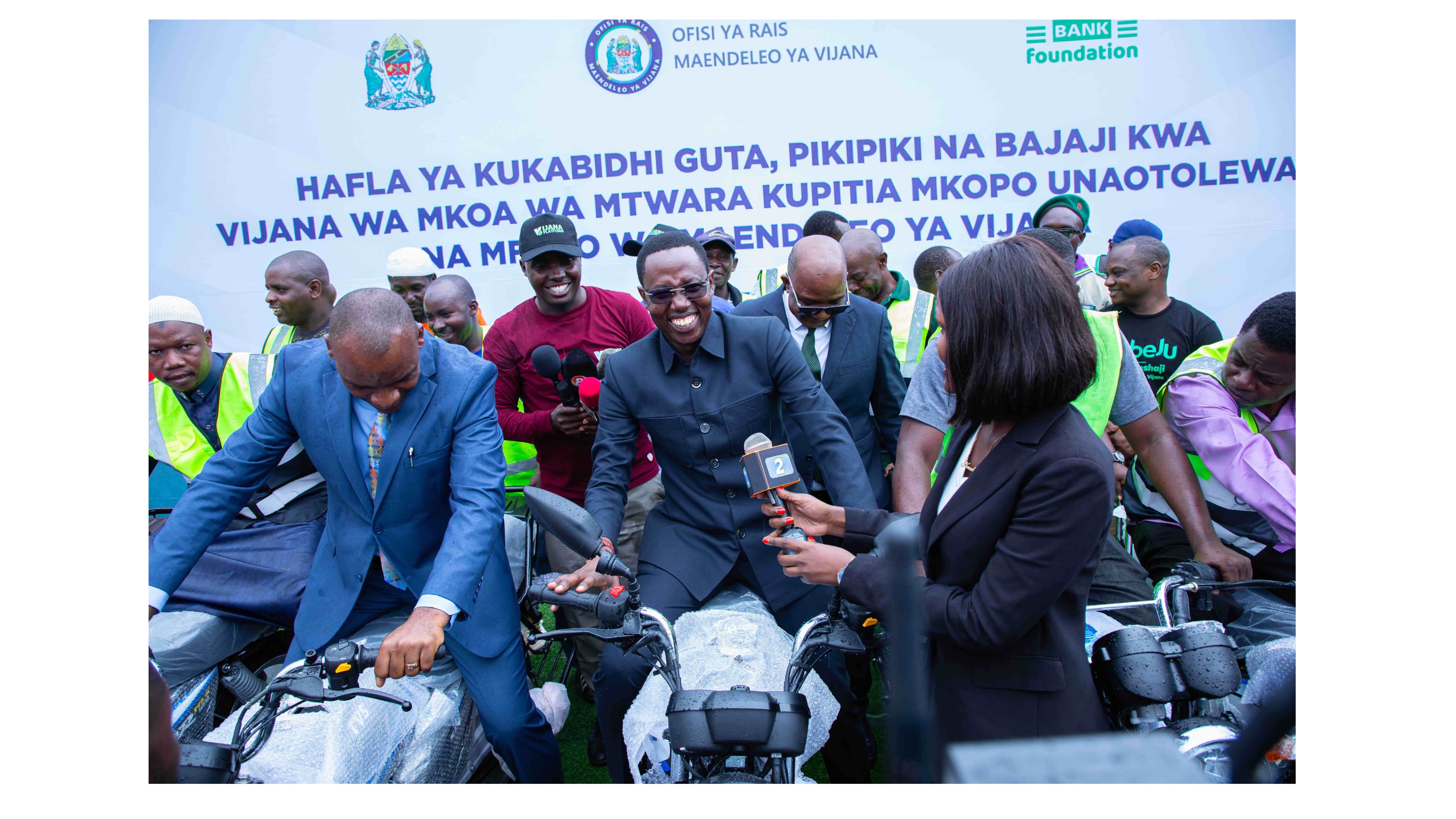 WAZIRI NANAUKA AONGOZA HAFLA YA KUKABIDHI GUTA, PIKIPIKI NA BAJAJI KWA VIJANA MTWARA
