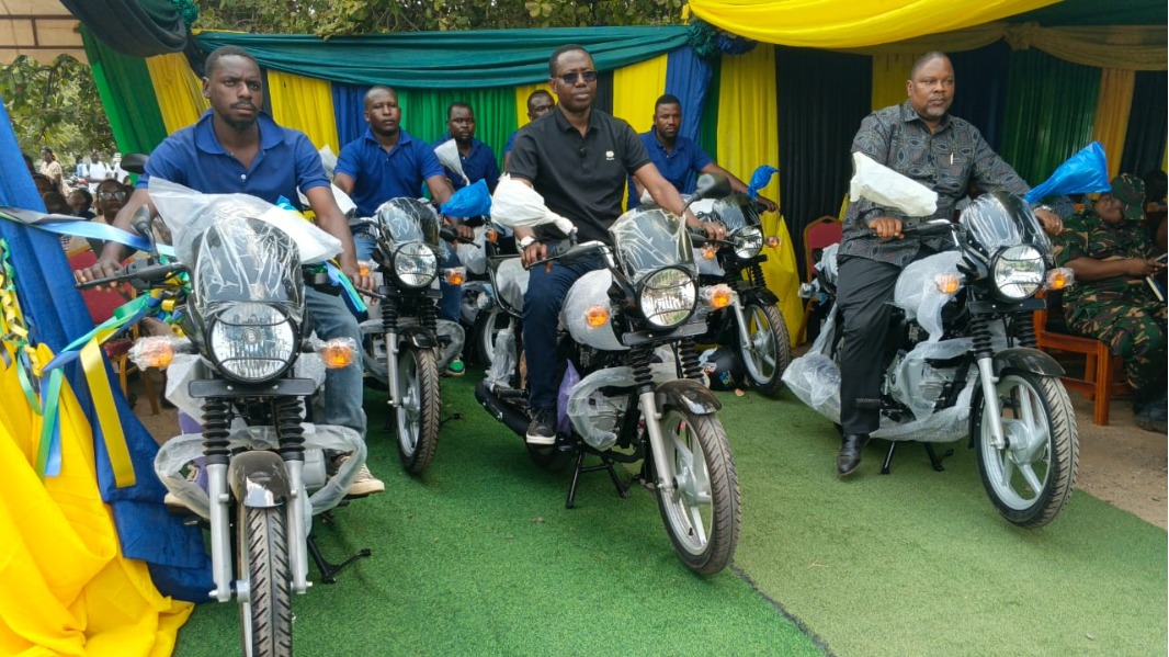 SERIKALI YAKABIDHI PIKIPIKI 22 ZA MKOPO USIO NA RIBA KWA VIJANA WA KYELA