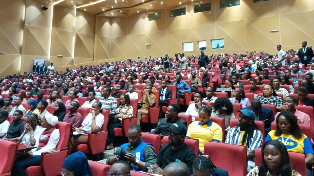 TAMASHA LA NJE YA BOX YOUTH TALK LIKIENDELEA KWENYE UKUMBI WA NEW LIBRARY,UDSM