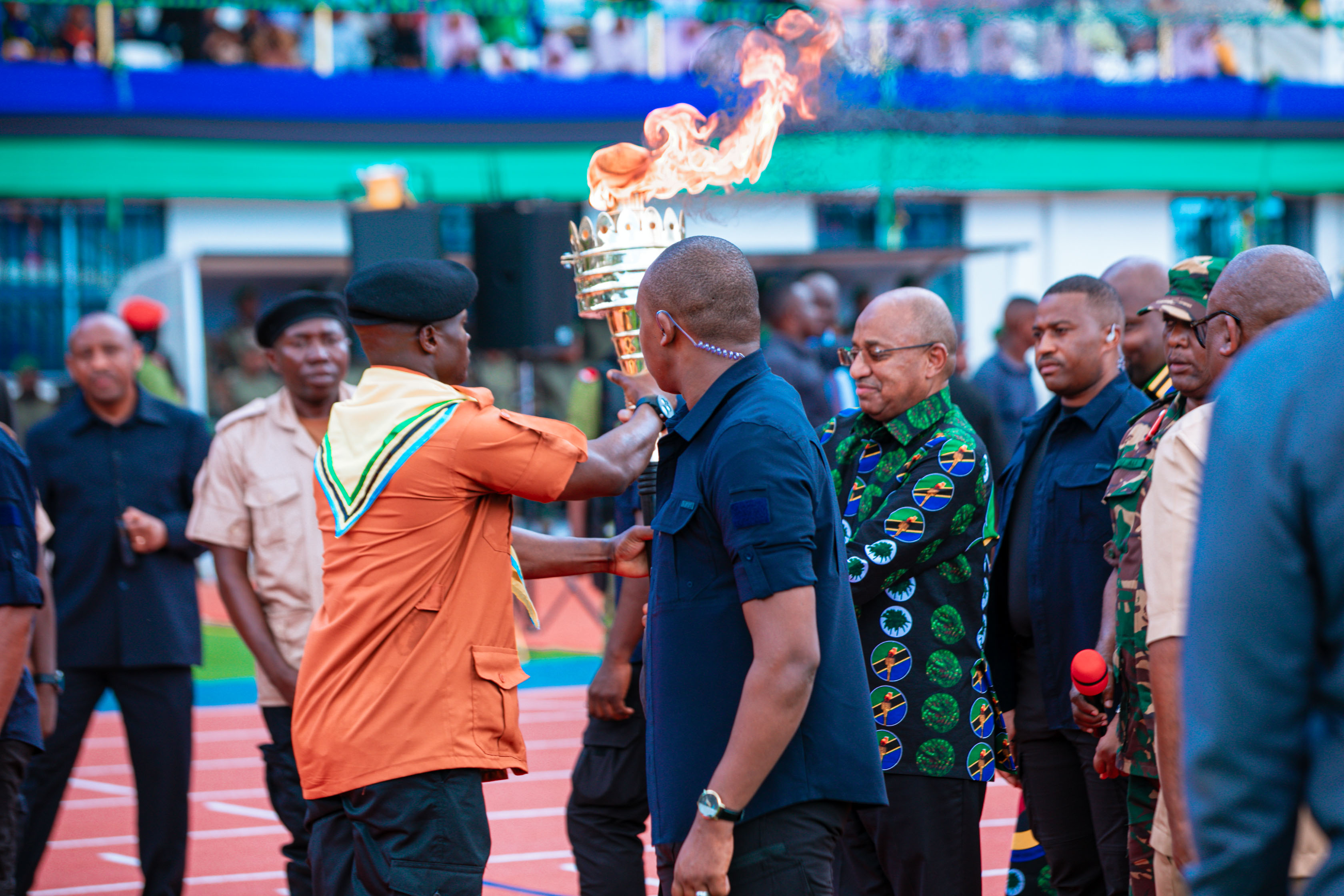 Rais wa Zanzibar na Mwenyekiti wa Baraza la Mapinduzi, Dkt. Hussein Ali Mwinyi akikibidhi Mwenge wa uhuru kwa Kiongozi wa Mbio za Mwenge wa Uhuru Kitaifa kwa mwaka 2026, Ndg.  Wazo Michael Mw