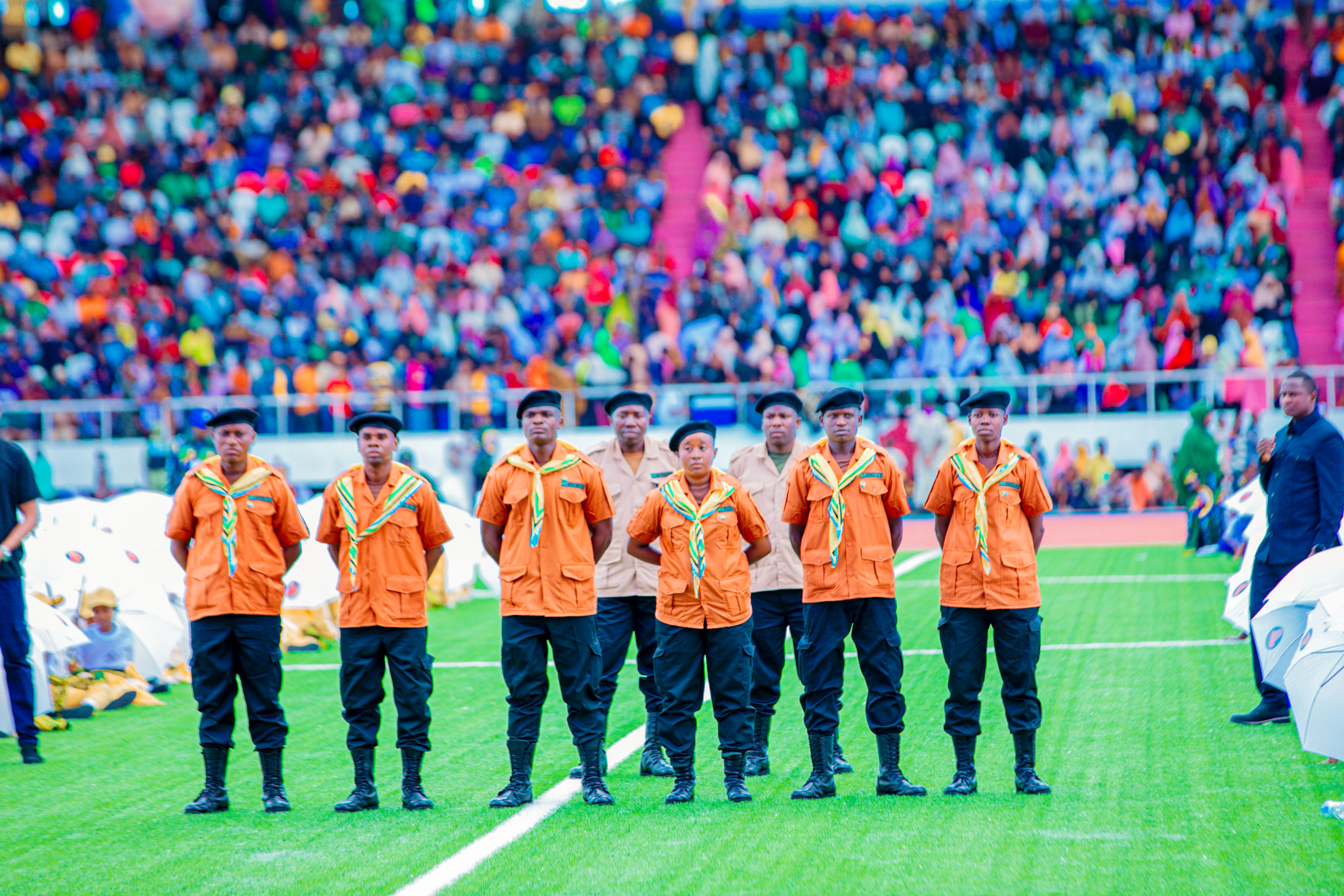 Vijana wakimbiza Mwenge wa Uhuru Kitaifa mwaka 2026 wakati wa uzinduzi rasmi wa mbio hizo uliofanyika katika Viwanja vya Gombani, Wilaya ya Chake Chake, Kusini Pemba, Zanzibar.