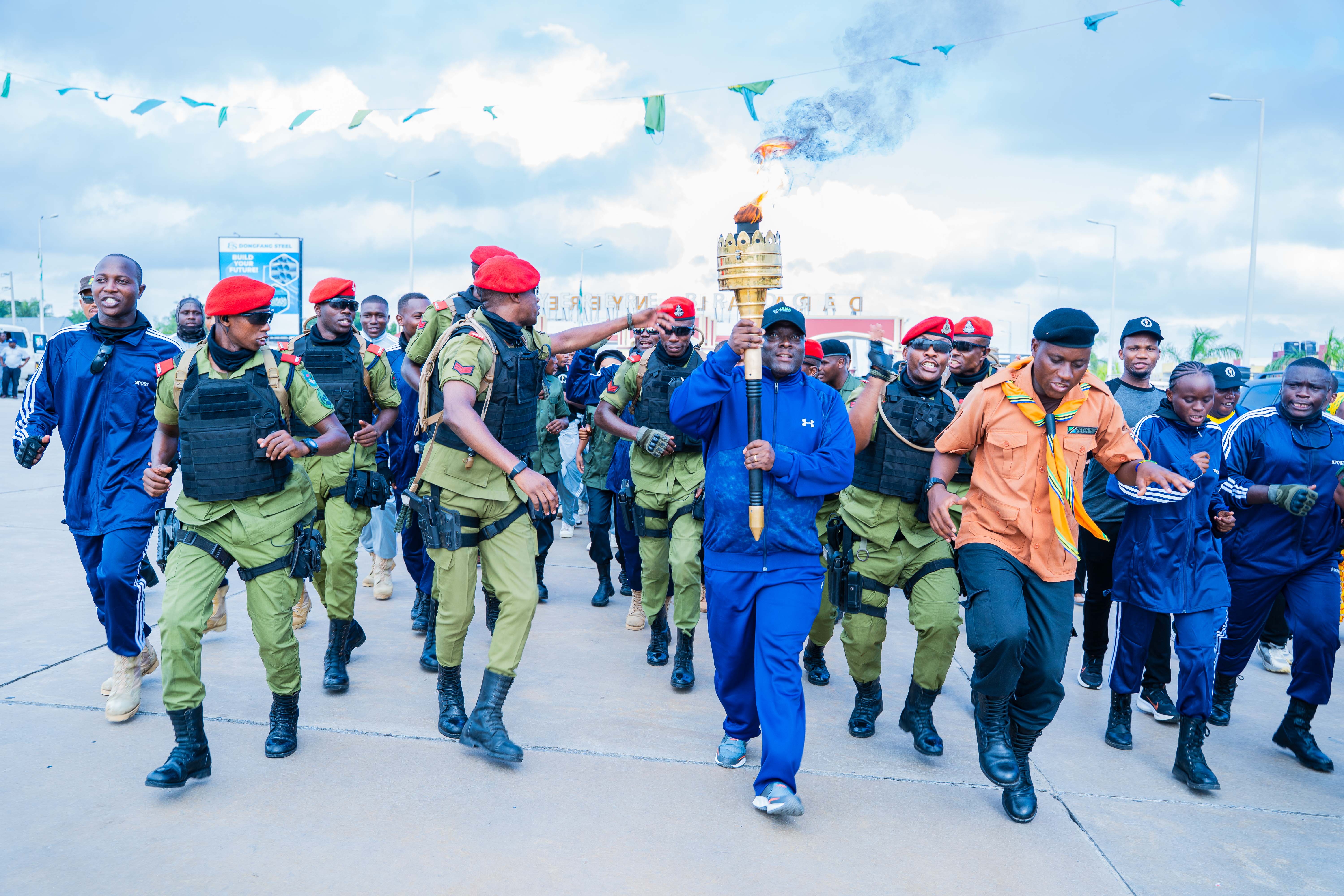 Naibu katibu Mkuu Ofisi ya Rais, Maendeleo ya Vijana, Dkt. Kedmon Elisha Mapana akishiriki mbio za Mwenge wa Uhuru katika Halmashauri ya Manispaa ya Kigamboni, Aprili 14, 2026.