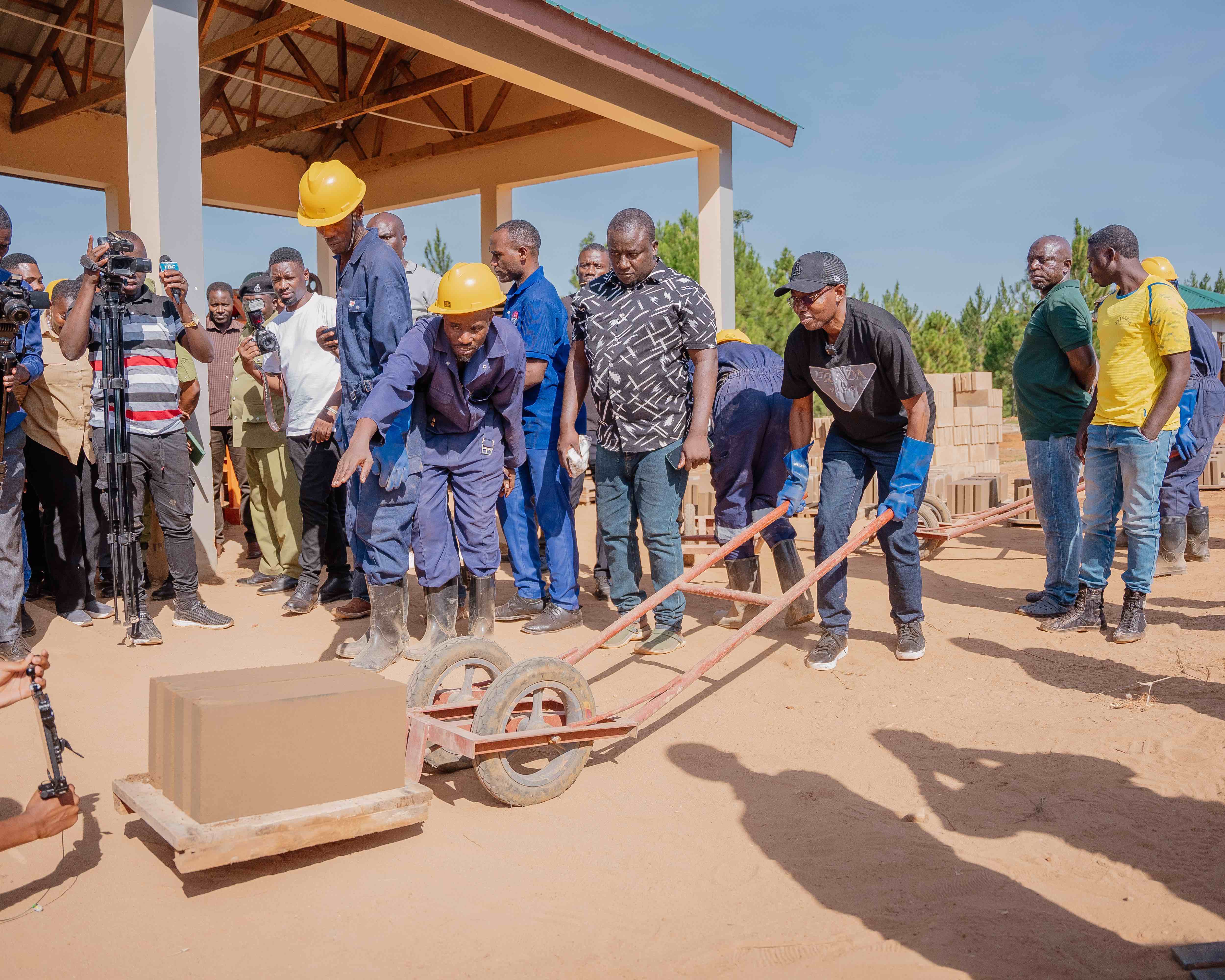 Waziri wa Nchi, Ofisi ya Rais – Maendeleo ya Vijana, Mhe. Joel Arthur Nanauka, akishiriki katika shughuli ya ufyatuaji wa tofali pamoja na wanakikundi cha vijana katika Wilaya ya Muleba, Mkoa